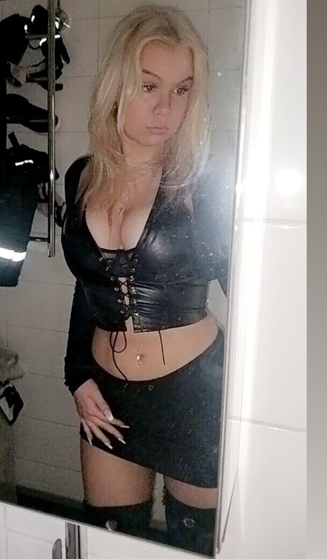 Nelli Virtanen model nude pic