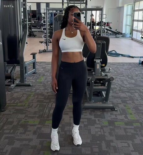 Deja Kelly naked model gallery