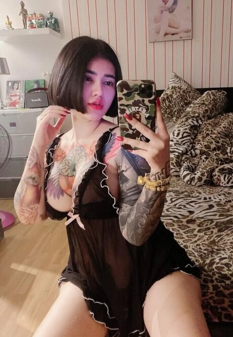 emhuayza nude model pictures