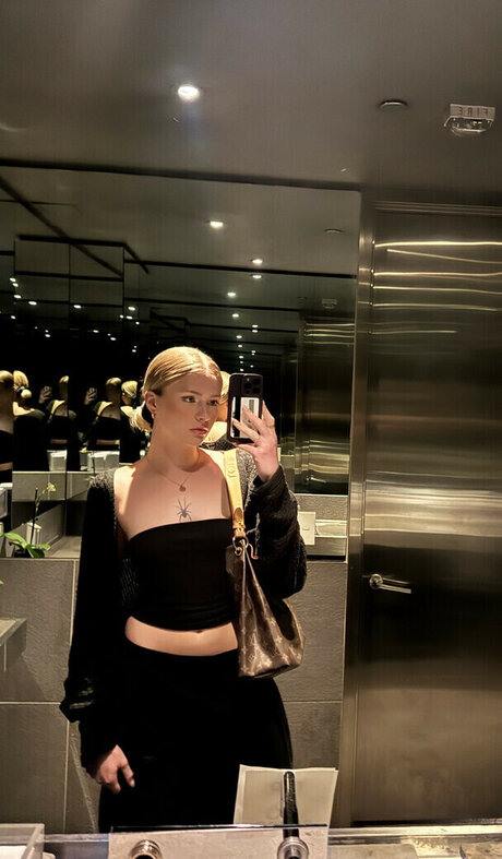 blowjob brunette onlyfans xxx picture