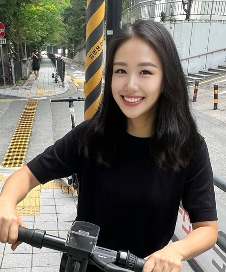 Thea Lee nude model img