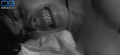 Fairuza Balk model nude img