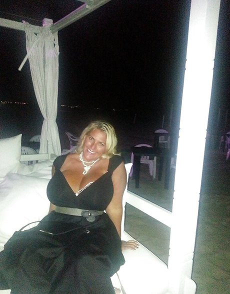 Laura Leonardi model naked photo