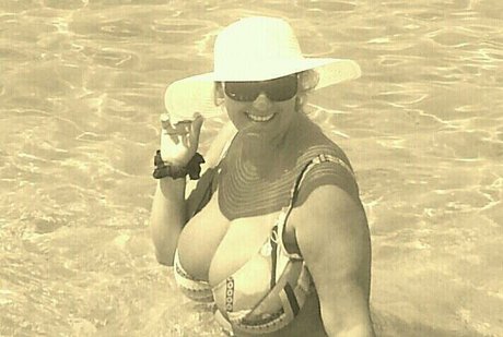 Laura Leonardi model art galleries