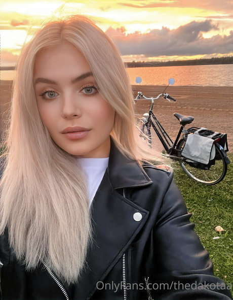 thedakotaa model sex images