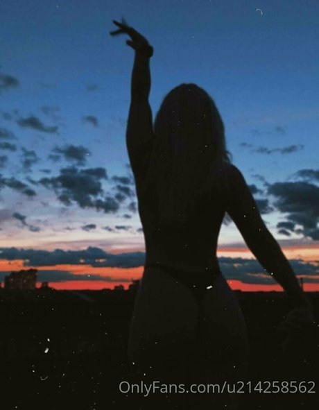 thedakotaa nudes actress pic