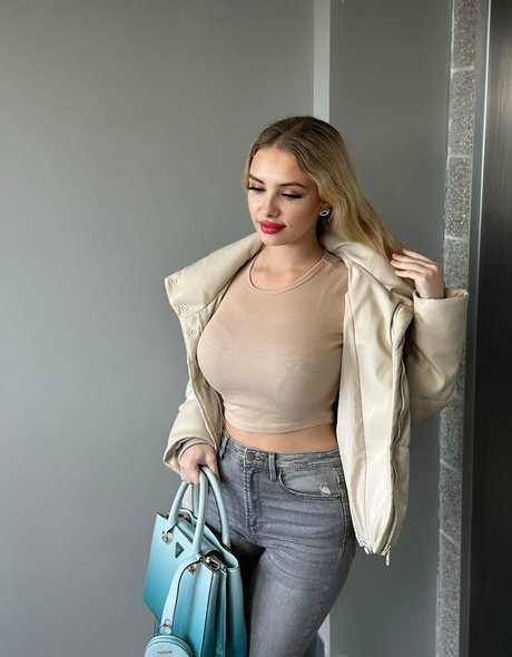 Esvittie pornographic model image