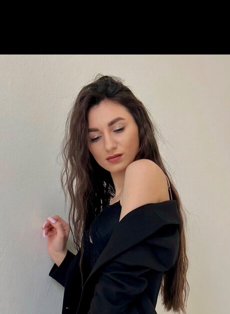 Emilia Evans porn model picture