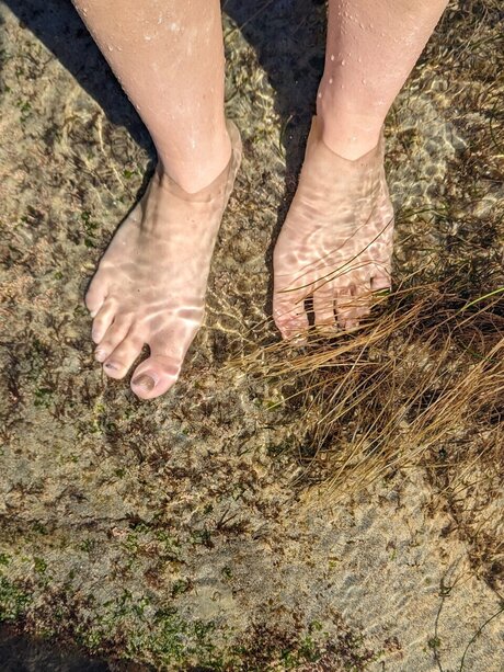 Classy Footsies perfect actress pic