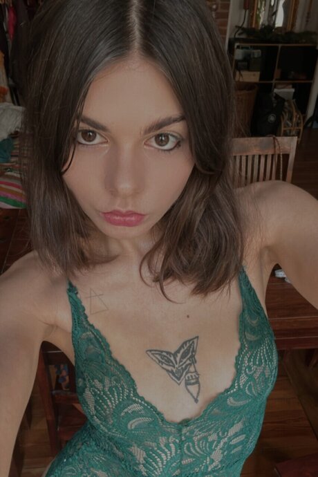 Aleona_ model nice photo