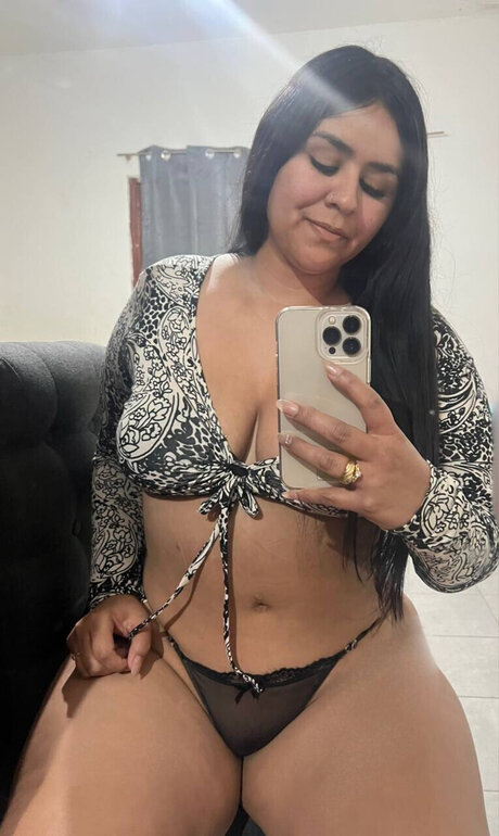 Johitahott_ adult model picture