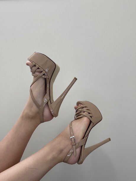 Madam Toes model top photo