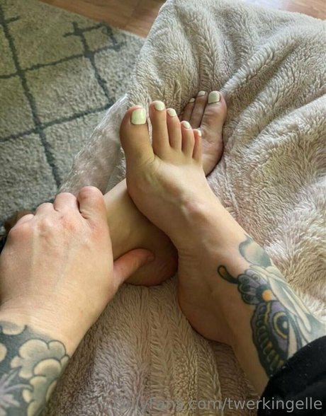 twerkingelle free actress pictures