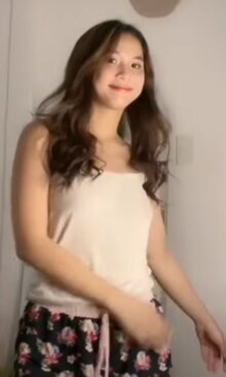 Carizassy Vlogs model exclusive picture