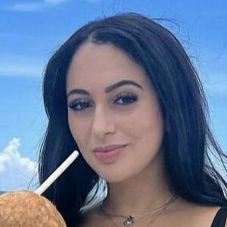 Bienbelle hot model image