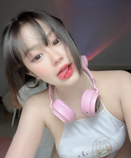 Moddum naked model image