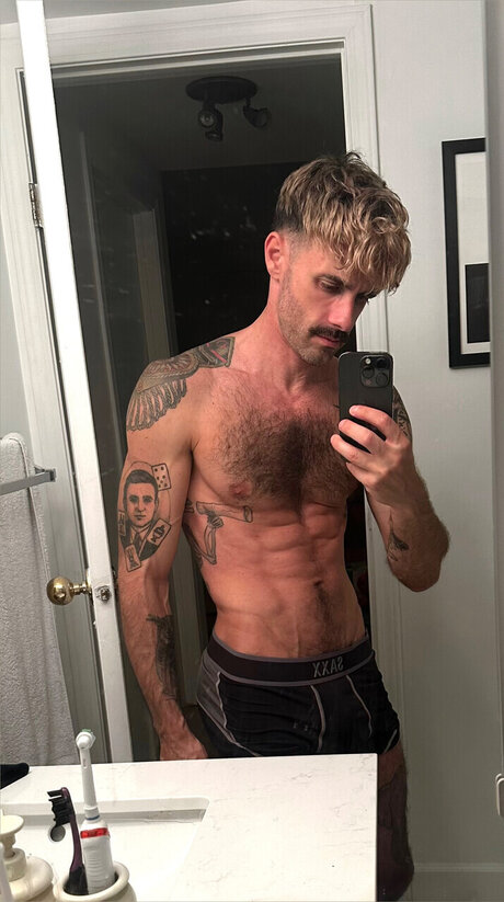 Oscar Adriano star pornographic pictures