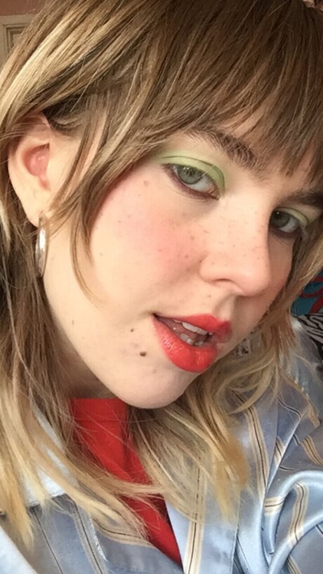 SAFARI GIRL model beautiful img