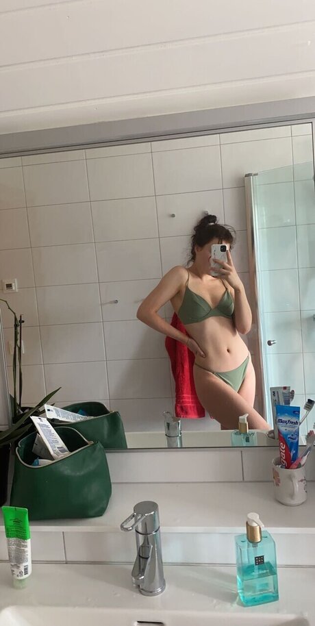 Fitness Girl model nude pics