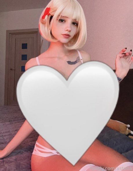 astella nude model img