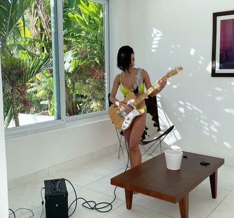 Manu Gavassi free actress image