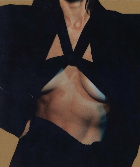 Manu Gavassi model perfect image