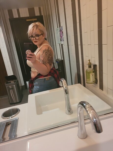 Thatleobeech pornographic model img