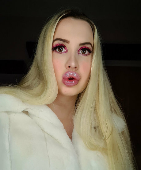 vivianroseofficial pretty pornstar pic