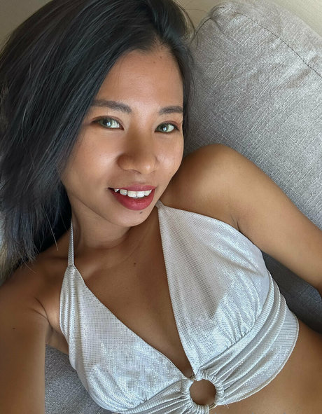 petiteasianchaya naked model picture