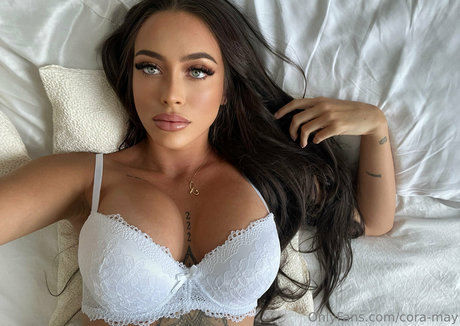 brown eyes kitty onlyfans hot pics