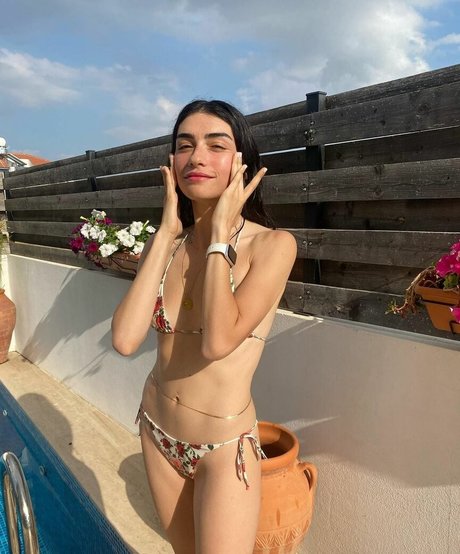 Hazar Erguclu star sexy pics