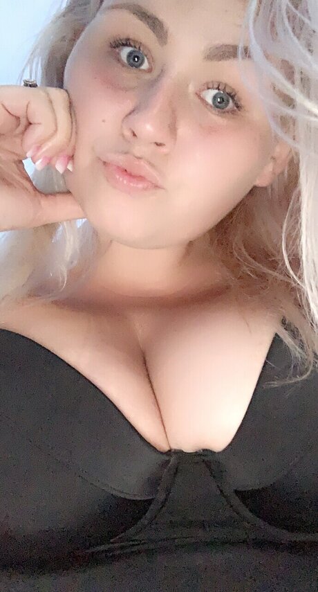 Tasty Tiffanyy_ pretty pornstar pic