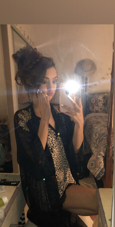 Lola Roberts hd model img