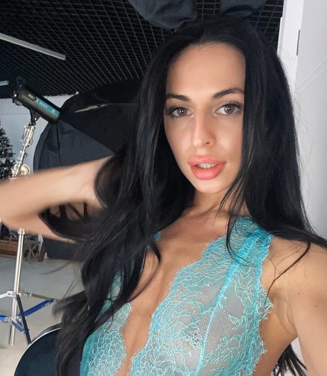 Kitana Young hd pornstar photos