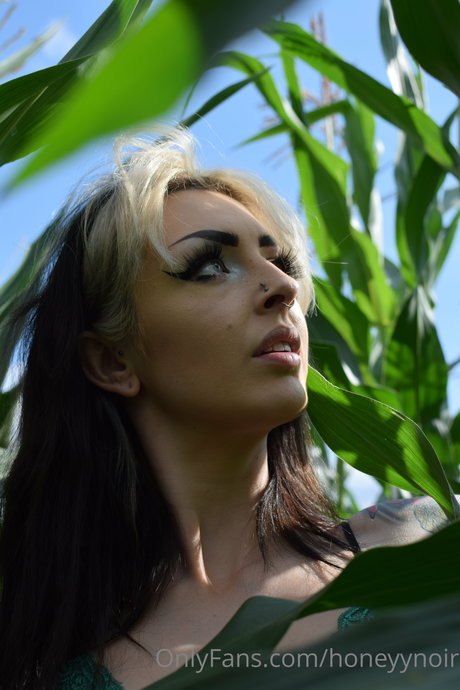 Honeyy Noir xxx model pic