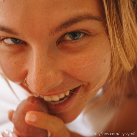 Lilylvy model top picture