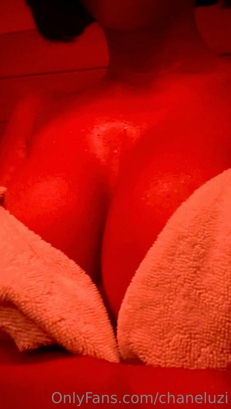 Chanel Uzi pretty model picture