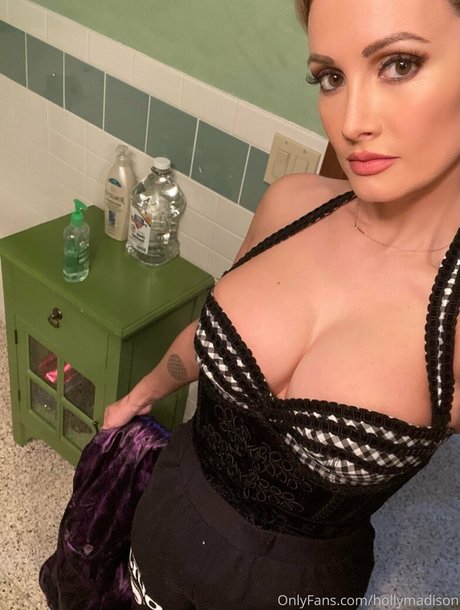 Holly Madison xxx actress photos