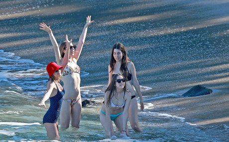 Haim Sisters model hd pic