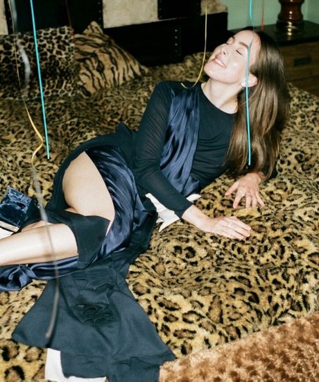 Haim Sisters star high quality pic