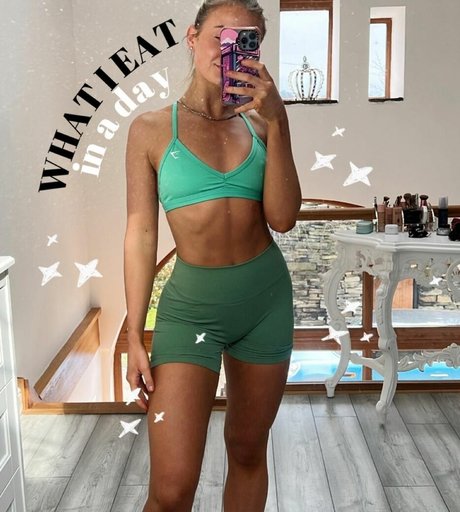 Fiona Simpson art model image