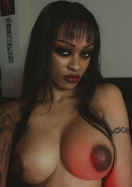 yungsadistic naked model image