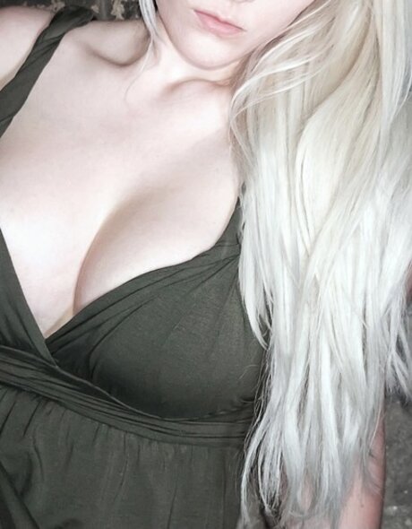 PIEDESTAL hot star pics