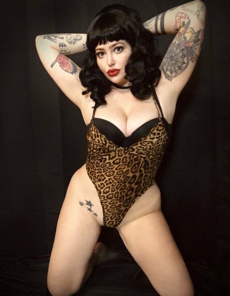 Cleodora sexy model pics