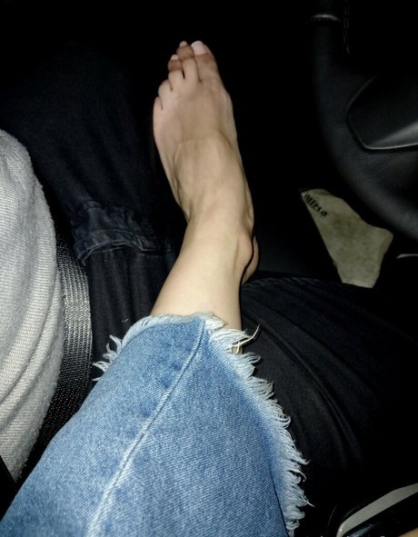 clarita feet hot model galleries