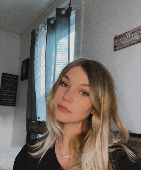 savannahlewis perfect pornstar image