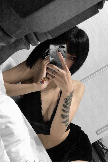 socialcruelty erotic actress pic