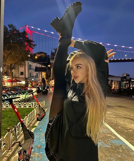 Anna Contortionist art actress pictures