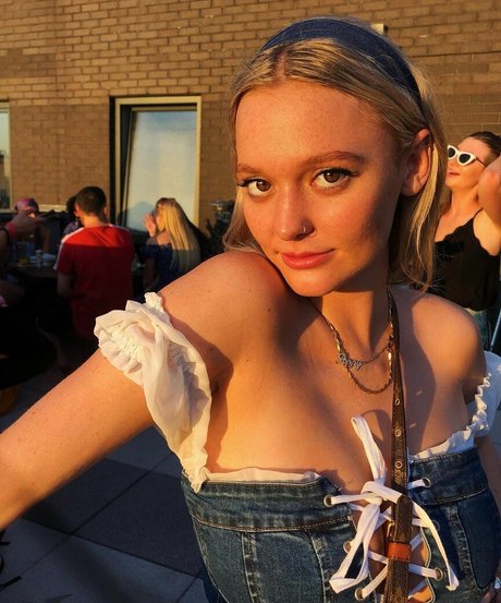 Poppyy Hopson art star gallery