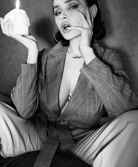 Taliyamilano art model gallery